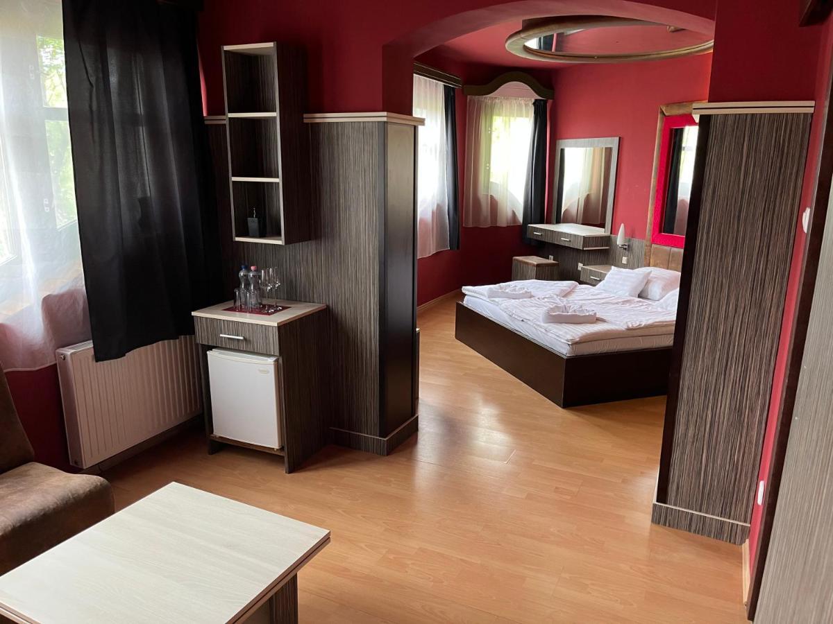 Hotel Corvin Gyula Exterior foto